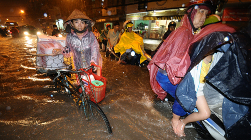 TP.HCM: mưa lớn + triều cường gây ngập nặng