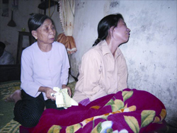 Đỏ mắt chờ chồng con