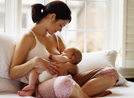 Cho con bú không làm xấu ngực mẹ!