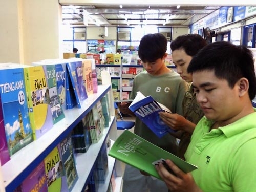 Nghịch lý giảm tải SGK