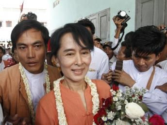 Bà Aung Sang Suu Kyi vận động tranh cử ngay tại cứ địa của tập đoàn quân sự