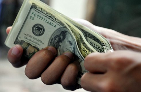 Gần 400.000 USD giao dịch trái phép bị phát giác