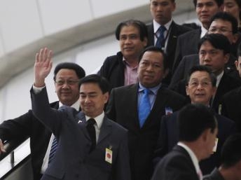 Thủ tướng Abhisit phải đối mặt với tổng tuyển cử 2011