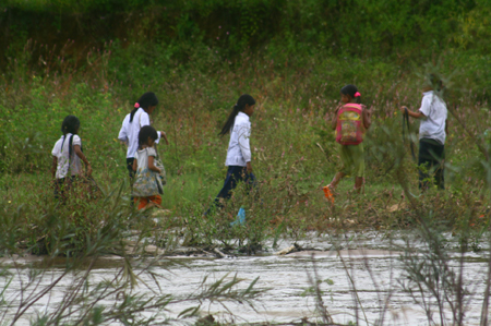 Quảng Nam: Thót tim cảnh phụ huynh lội sông đưa trẻ đến trường