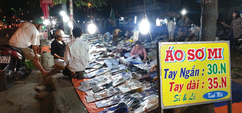 Công nhân sắm quà tết: teo tóp theo lương thưởng