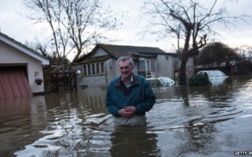 Lũ lụt lịch sử đe dọa London, dân Anh “ném đá” chính phủ