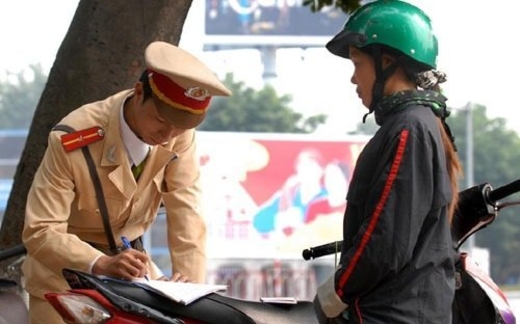 Phạt tiền nếu không mang chứng minh thư: Tính nhân văn ở đâu?