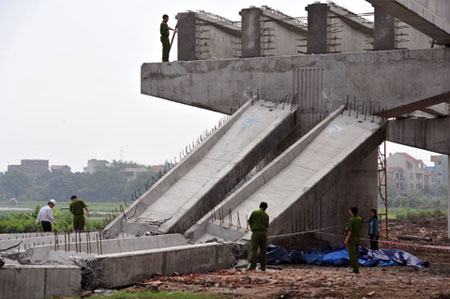 'Nhiều thanh chống dầm cầu Pháp Vân chỉ được gá hờ'
