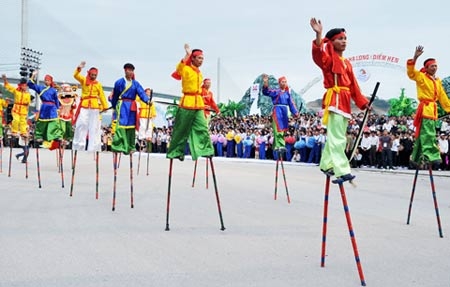 Đất nước này suốt ngày chỉ có lễ hội?