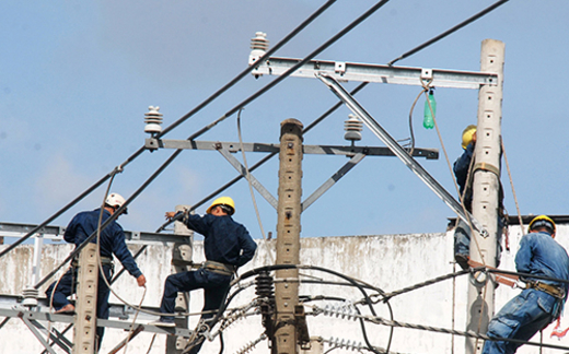 Tăng giá điện với… người nghèo