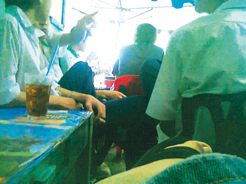 Học đường chìm trong khói thuốc