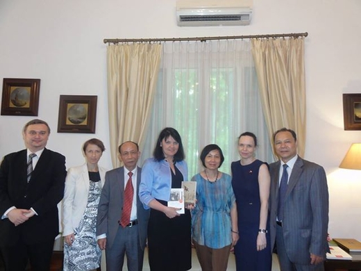 Thứ trưởng Ngoại giao Ba Lan gặp thân mật
các dịch giả văn học Ba Lan của Việt Nam
