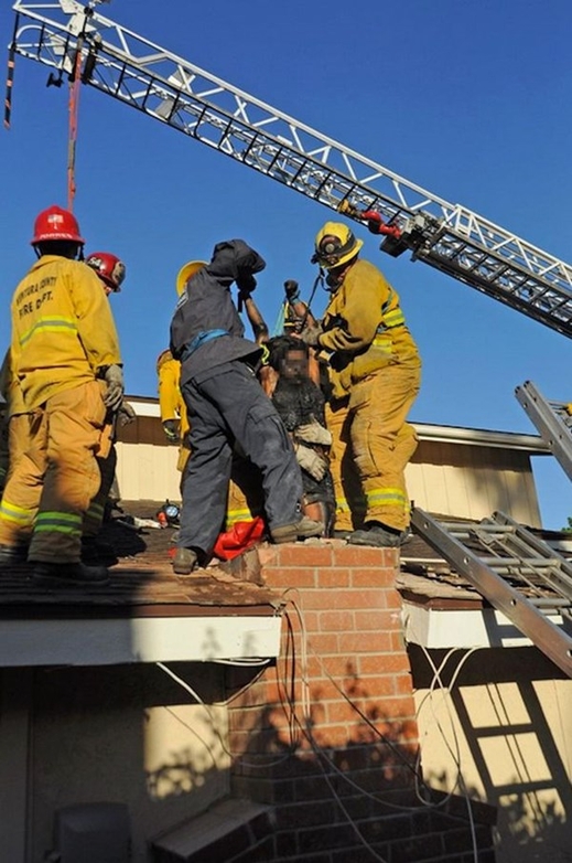 Đột nhập nhà người yêu cũ, cô gái mắc kẹt trong ống khói