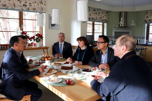 Hội người Việt Nam tại Ba Lan thăm ông Piotr Stasiński, phó TBT báo Gazeta Wyborcza .