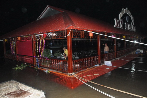 Nhà hàng nổi chìm, hơn 200 người thoát chết