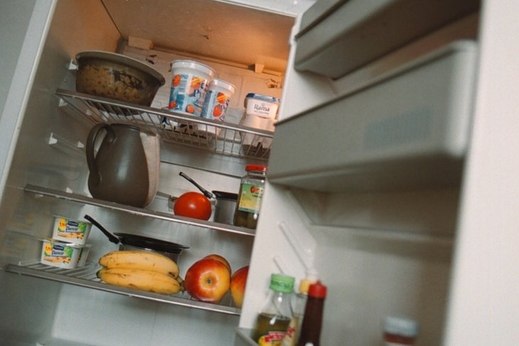 Nhà vi-rus học trả lời các câu hỏi như: Có cần rửa các thứ mua ở cửa hàng về không? Coronavirus có sống được trong tủ lạnh không?