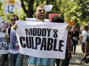 Moody’s hạ điểm tín nhiệm nợ công Tây Ban Nha