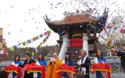 Trung tâm thương mại Việt và Chùa Một Cột ở thủ đô Nga