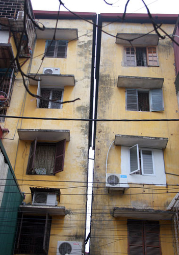 Cuộc sống trong những ngôi nhà nghiêng nửa mét