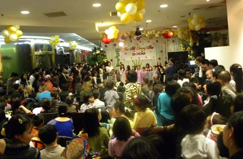 Các cháu thiếu nhi Việt Nam tại Ba Lan tưng bừng vui Tết trung thu