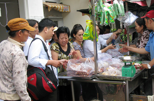 Sắm Tết đông nghịt ở chợ, giá tăng mạnh