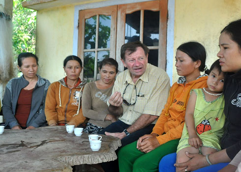 Ông Tây chiếu phim quyên tiền giúp ngư dân Việt