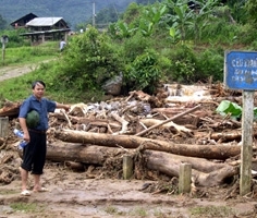 Mưa lớn khủng khiếp, đất lở vùi lấp 24 sinh mạng