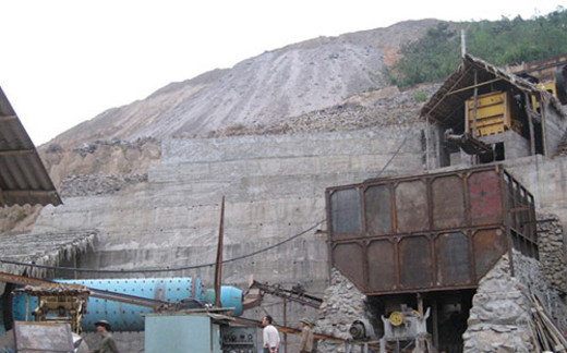 “Thấm đòn” khai khoáng