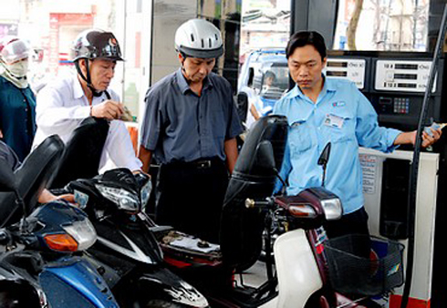 Xăng dầu lại kêu lỗ: Tăng giá và rối loạn?