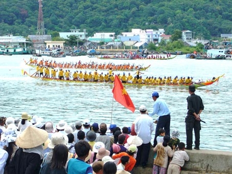 Đá Dựng - "Phong Nha giữa đồng bằng"