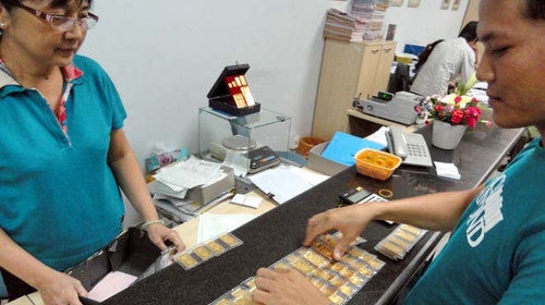 Khó xử với vàng miếng hai giá