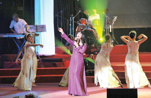 Vừa hát vừa xếp hàng xin phép