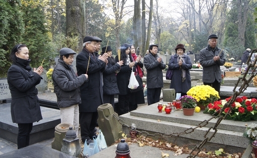 Một số hình ảnh về hoạt động của người Việt tại Ba Lan trong ngày lễ 1-11 năm nay.