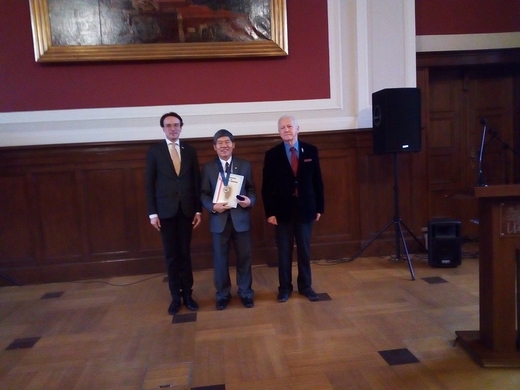 Trao tặng GS. Nguyễn Chí Thuật
Huy chương „Lao động chiến thắng tất cả”