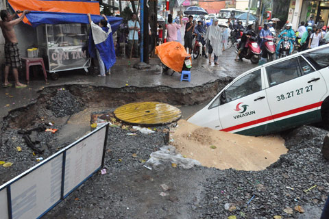 Nỗi lo gặp 'bẫy' trên đường mùa mưa