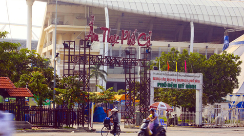 Siêu mẫu trẻ vớ máy bay bà già: Đời thế mà vui