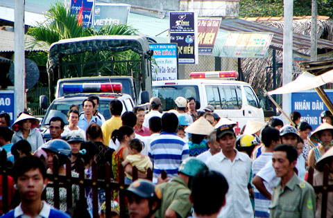 Cần Thơ: Sạt lở đất, cả chục người rơi xuống sông