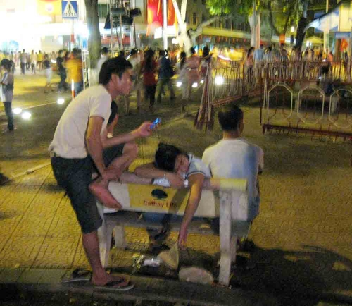 Chơi Đại lễ, ngủ vỉa hè