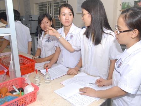 Trò đánh giá thầy: Còn hình thức!