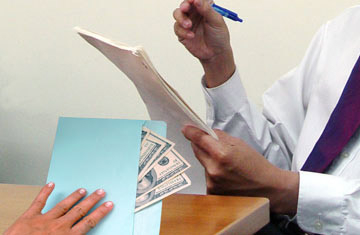 Con ông cháu cha: "Hàng kí gửi" trong cơ quan công quyền?