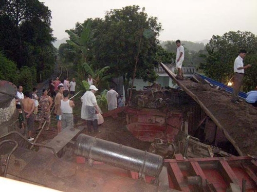 Lật đoàn tàu chở quặng gây chết người ở Lào Cai