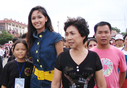 Đằng sau mối quan hệ ông bầu - người đẹp: Nổi tiếng và… tai tiếng