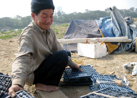 Vạn chài sông Hồng chuyển nghề giặt quần áo thuê