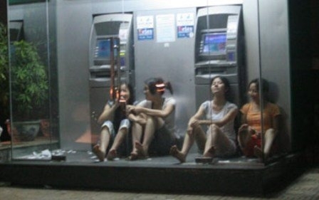 Dân mạng xả tức, kêu tẩy chay ATM