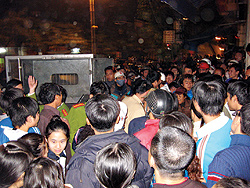 Hàng trăm người dân bao vây công an phường