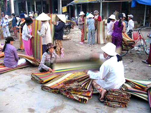 Phiên chợ chiếu - Đắm say lòng du khách