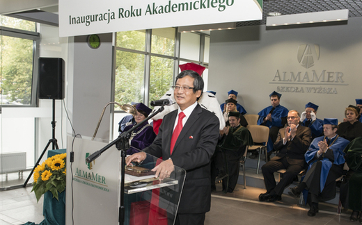 Trường Đại học ALMAMER trao bằng giáo sư danh dự cho Đại sứ Việt Nam tại Ba Lan