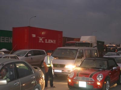 XA LỘ HÀ NỘI (TPHCM): 75 phút ùn tắc vì xe không chịu qua trạm