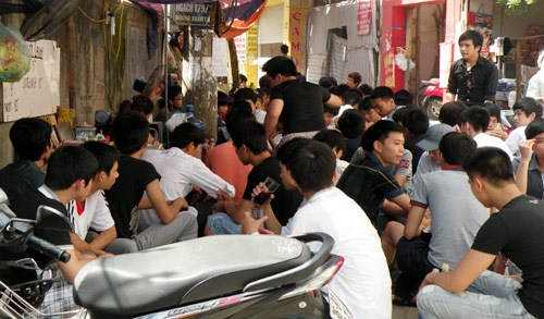 Kéo cả nhà ra vỉa hè Hà Nội mưu sinh