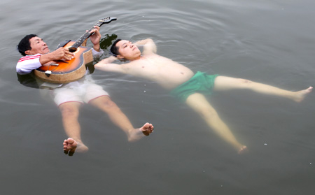 Cà Mau: Người có khả năng tự nổi trên mặt nước